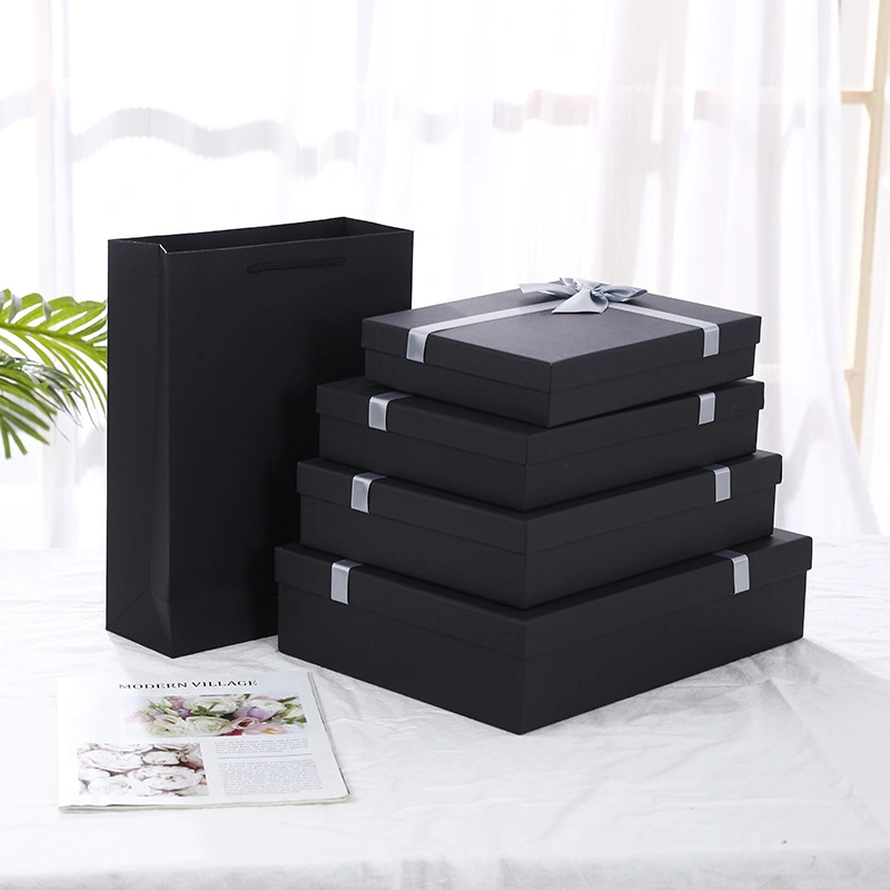 Kotak hadiah hitam segi empat tepat dengan penutup